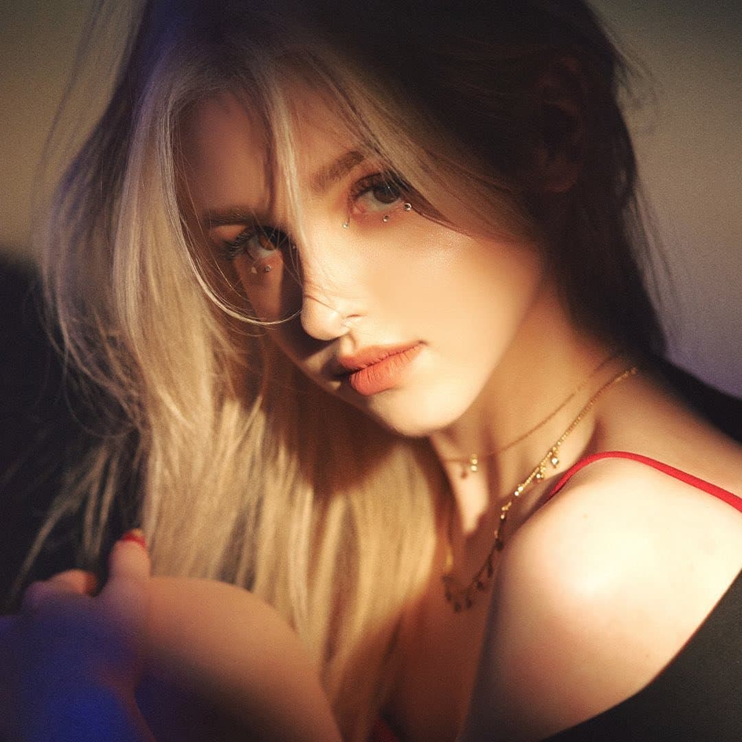 따뜻한 조명 아래 Elina 프로필